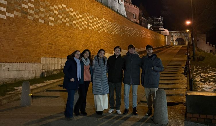 Un grupo de estudiantes de la Universidad Loyola participan en el Programa BIP Genocide and Mass Atrocities Under International Law en Cracovia