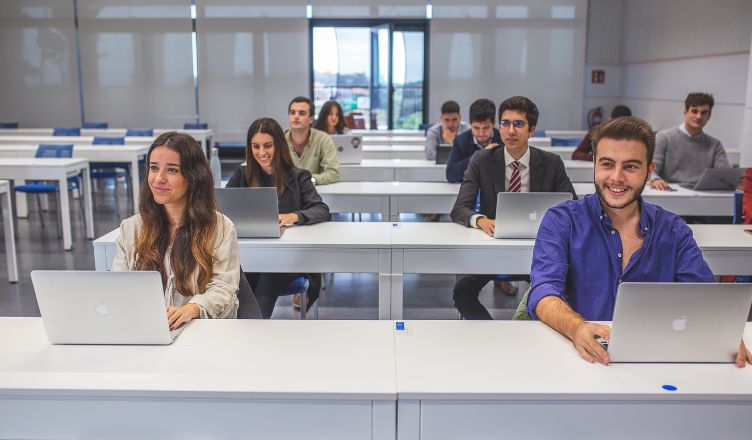 COM corporativa y digital loyola