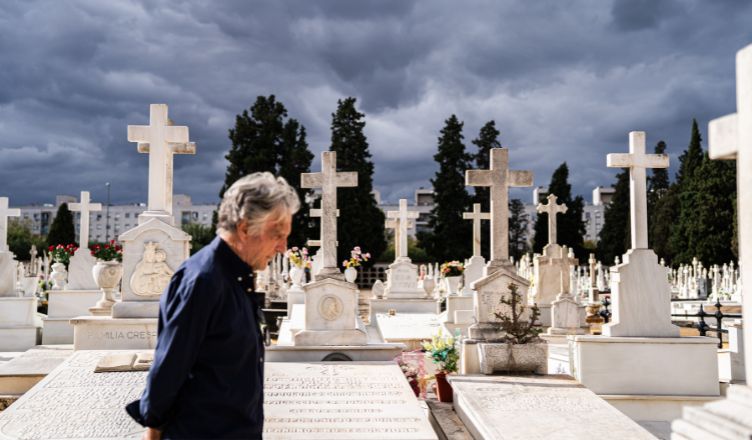Estudiantes de fotoperiodismo hacen una práctica en torno al Día de Todos los Santos en cementerios andaluces