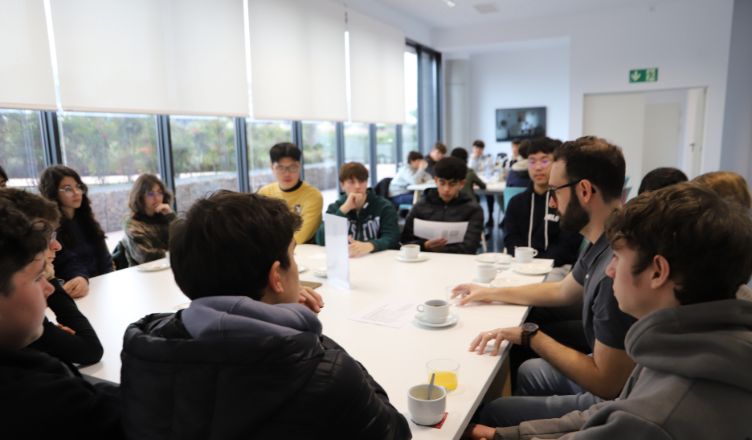 Más de un centenar de estudiantes de bachillerato descubren "con un café" cómo trabajan los científicos y qué problemas resuelven