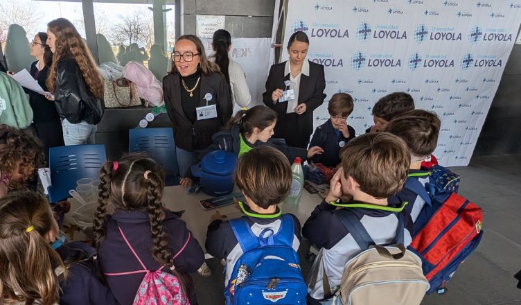 La Universidad Loyola acerca la ciencia a escolares de primaria a través de una feria científica diseñada por su alumnado