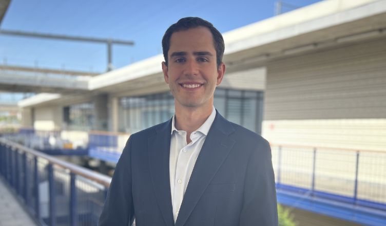 Carlos López, el estudiante de la Universidad Loyola galardonado con la Beca Santander Excelencia 360º