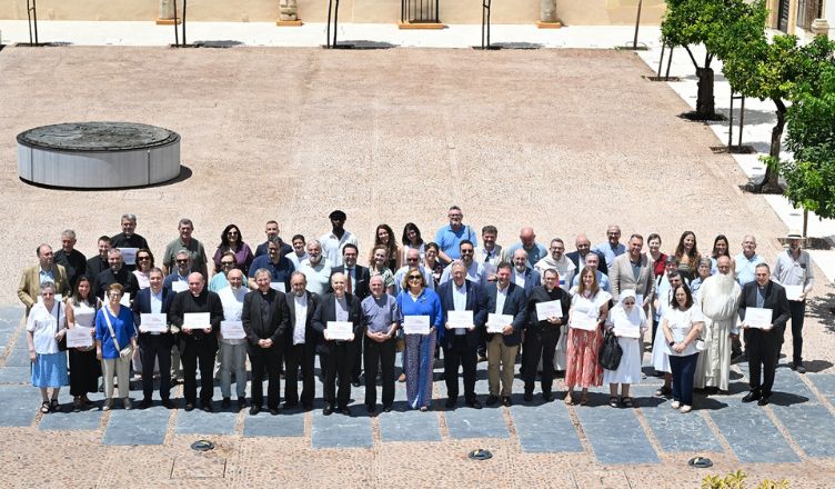 Fundación ETEA recibe el reconocimiento del Cabildo Catedral por su compromiso con la acción social y la cooperación reconocimiento cabildo fundacion etea