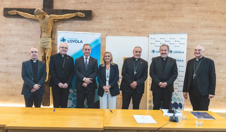 La Facultad de Teología de Loyola inaugura el curso académico 26/27 reafirmando su vocación de servicio a la Iglesia y a la sociedad granadina apertura Granada foto familia