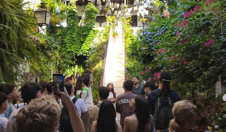 Estudiantes del Grado de Publicidad y Marketing Digital de la Universidad Loyola exploran nuevas formas de contar Córdoba en el Festival Efímera