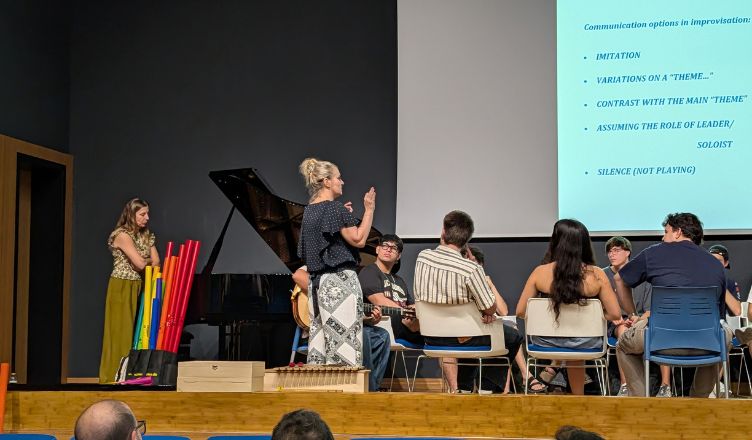 La compositora Aldona Nawrocka-Wozniak imparte una masterclass sobre improvisación generativa y creatividad musical en la Universidad Loyola
