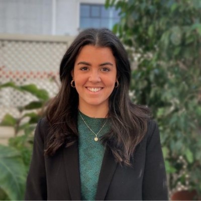 Esther González trabaja en el área de Riesgos, Seguros y Compliance desde hace ocho meses, puesto que consiguió a raíz de cursar el Diploma de Especialización en Compliance